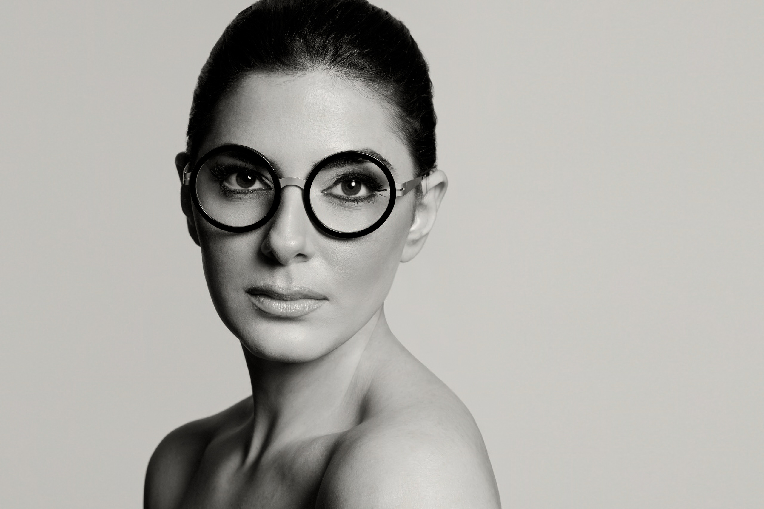 Aru Eyewear, marchio trasversale di occhialeria indipendente made in Italy, nasce nel 2019 a opera dell’estro creativo e imprenditoriale della sua ideatrice e direttrice creativa Daniela Verrazzo, in origine appassionata di progettualità architettonica per via del suo background da architetto.