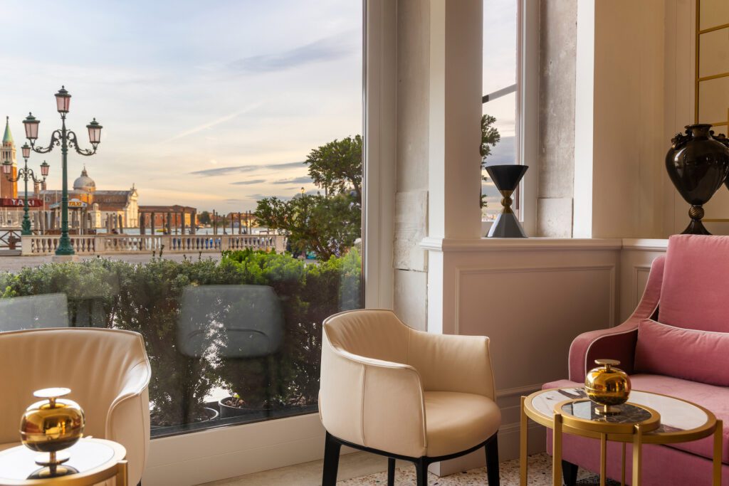 Lounge Londra Palace Venezia, articolo su Beyond the Magazine